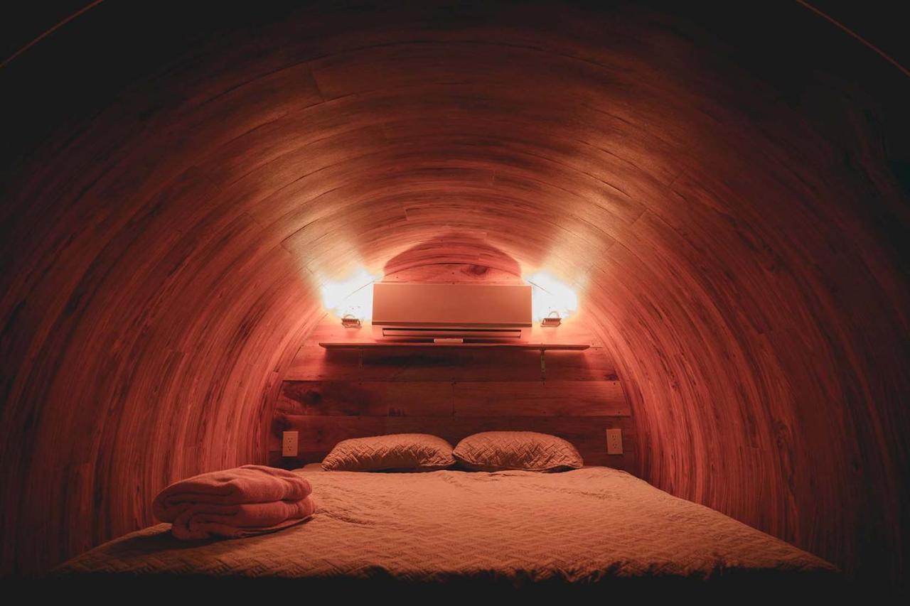 아레날 백패커스 리조트 La Fortuna 외부 사진 A bedroom in the Earth Ship