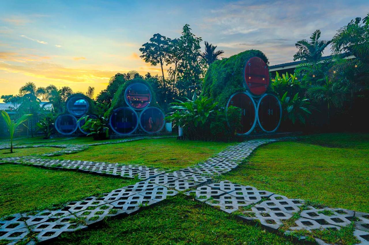 아레날 백패커스 리조트 La Fortuna 외부 사진 The resort's "Bubble" rooms