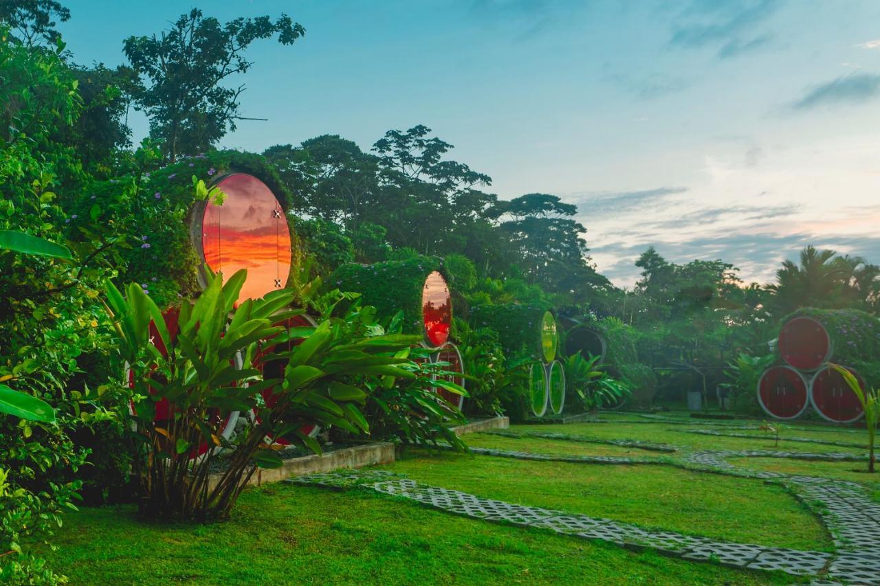 아레날 백패커스 리조트 La Fortuna 외부 사진 The "Garden of the Sun" at the resort