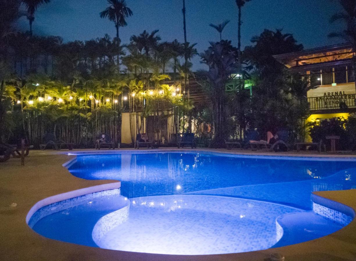아레날 백패커스 리조트 La Fortuna 외부 사진 The swimming pool at the hotel
