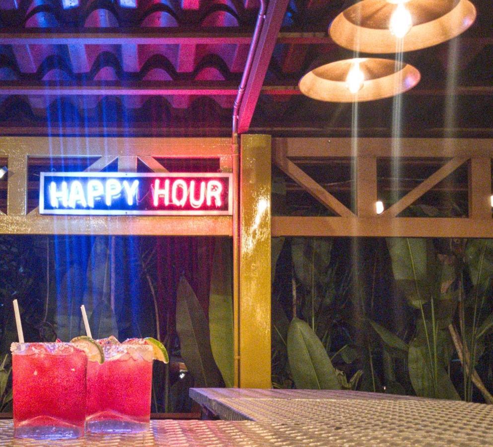 아레날 백패커스 리조트 La Fortuna 외부 사진 Happy hour sign