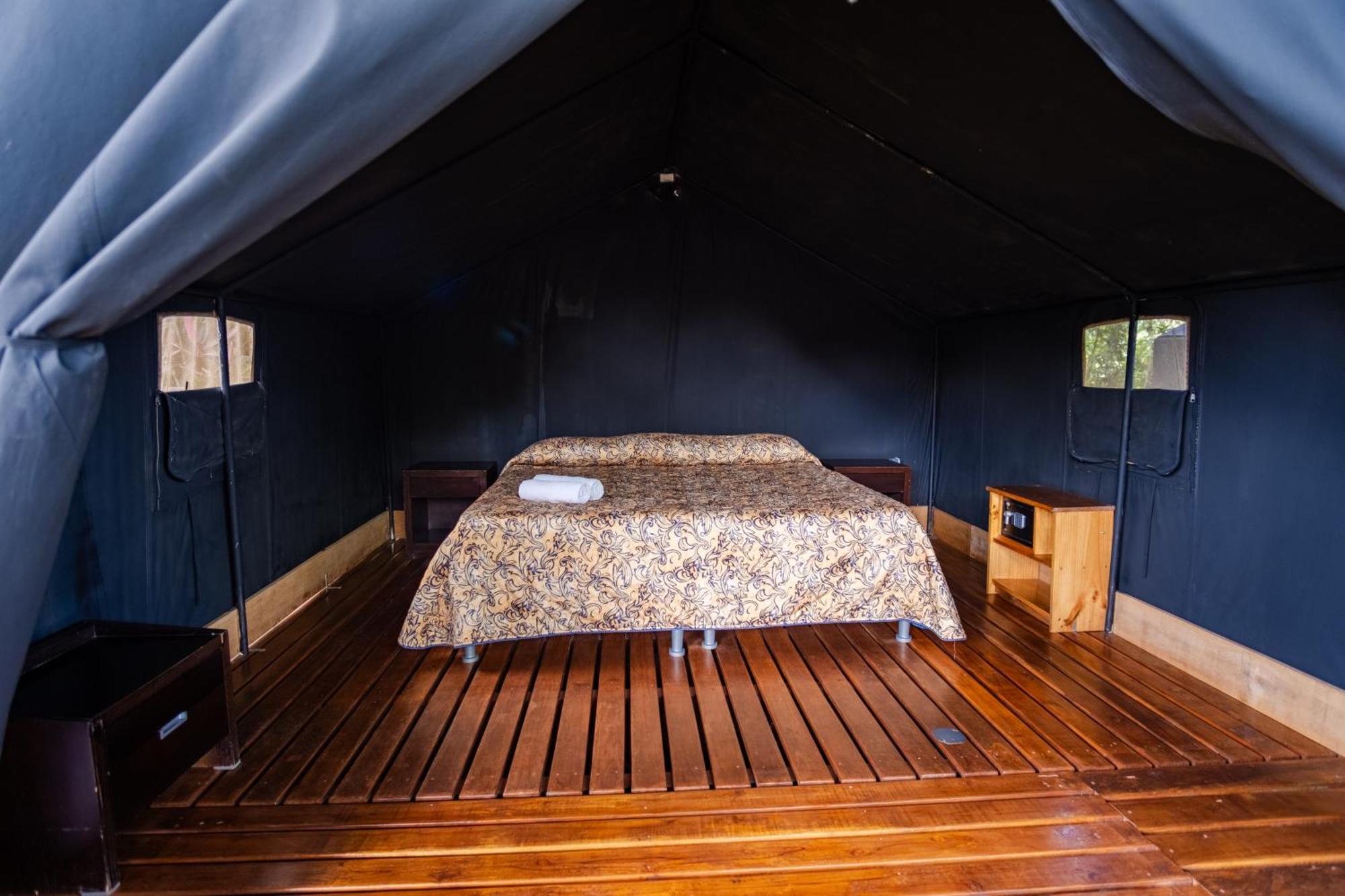 아레날 백패커스 리조트 La Fortuna 외부 사진 Interior of a tent at the resort