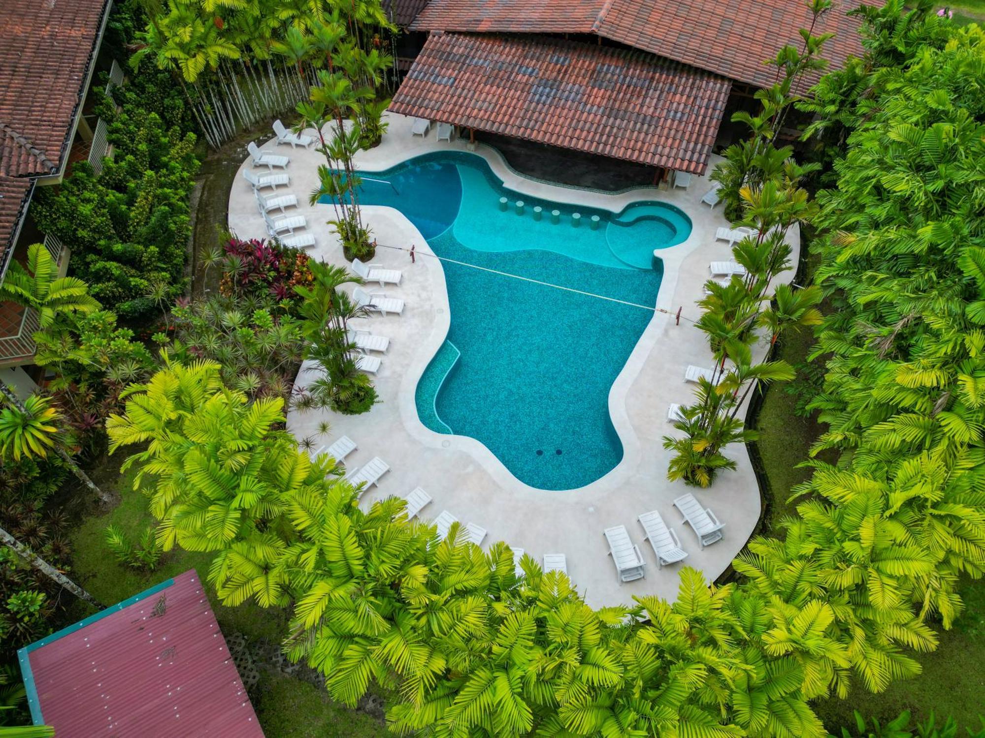 아레날 백패커스 리조트 La Fortuna 외부 사진 Aerial view of the swimming pool at the hotel