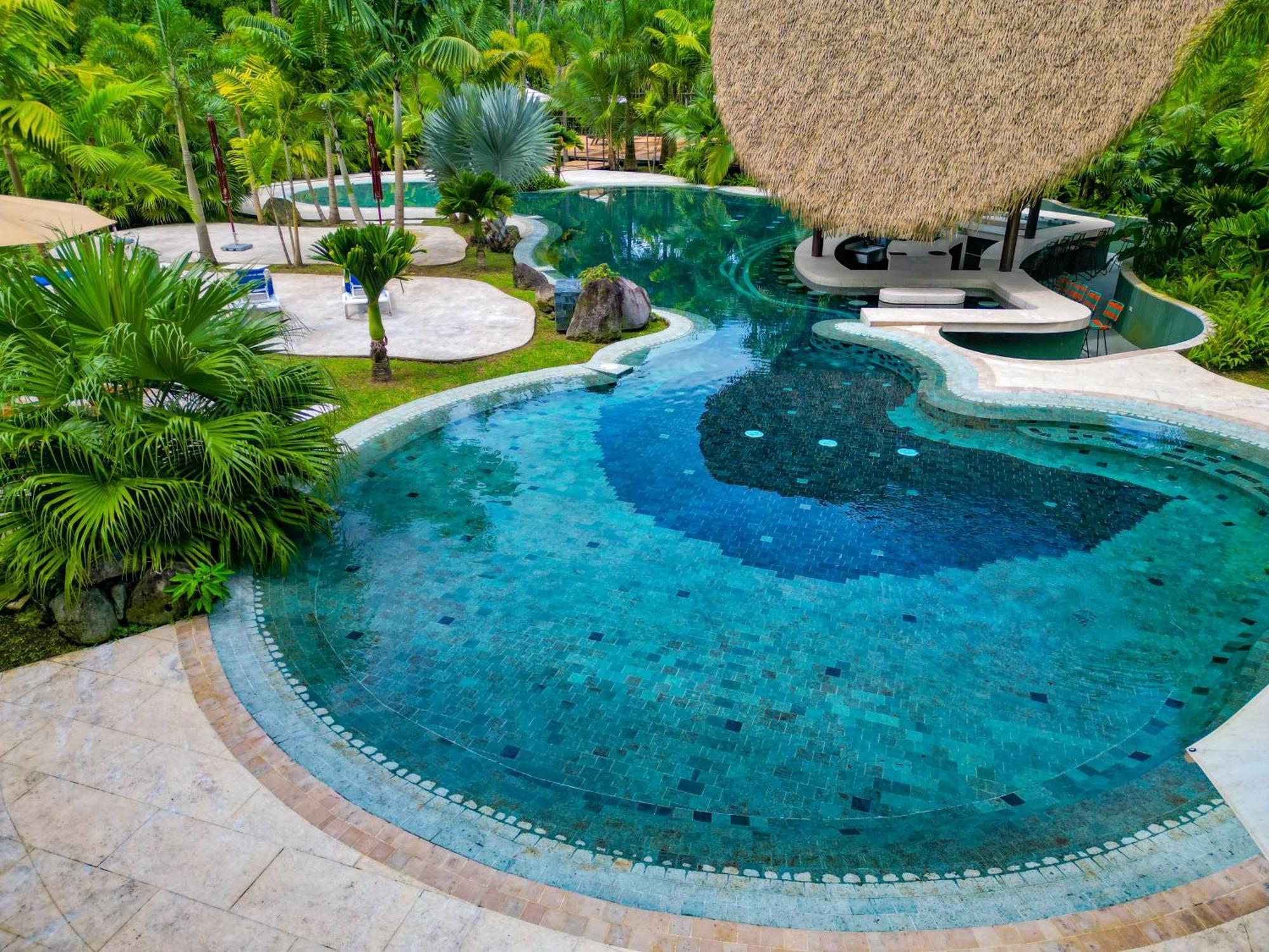 아레날 백패커스 리조트 La Fortuna 외부 사진 The swimming pool at the resort