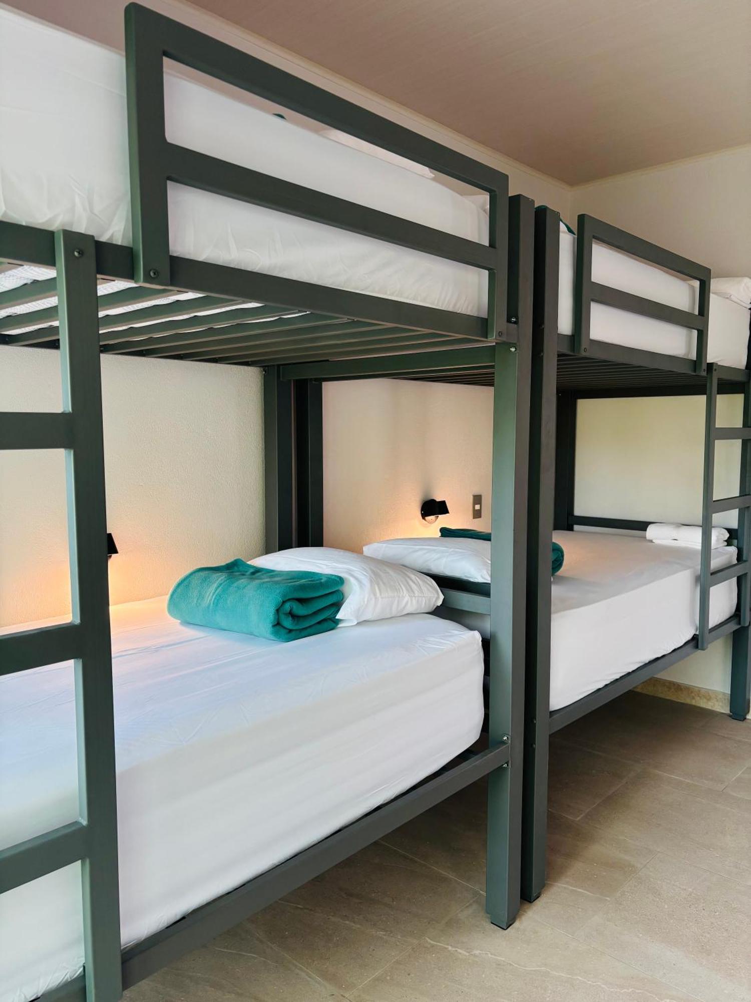 아레날 백패커스 리조트 La Fortuna 외부 사진 Bunk beds in a hostel