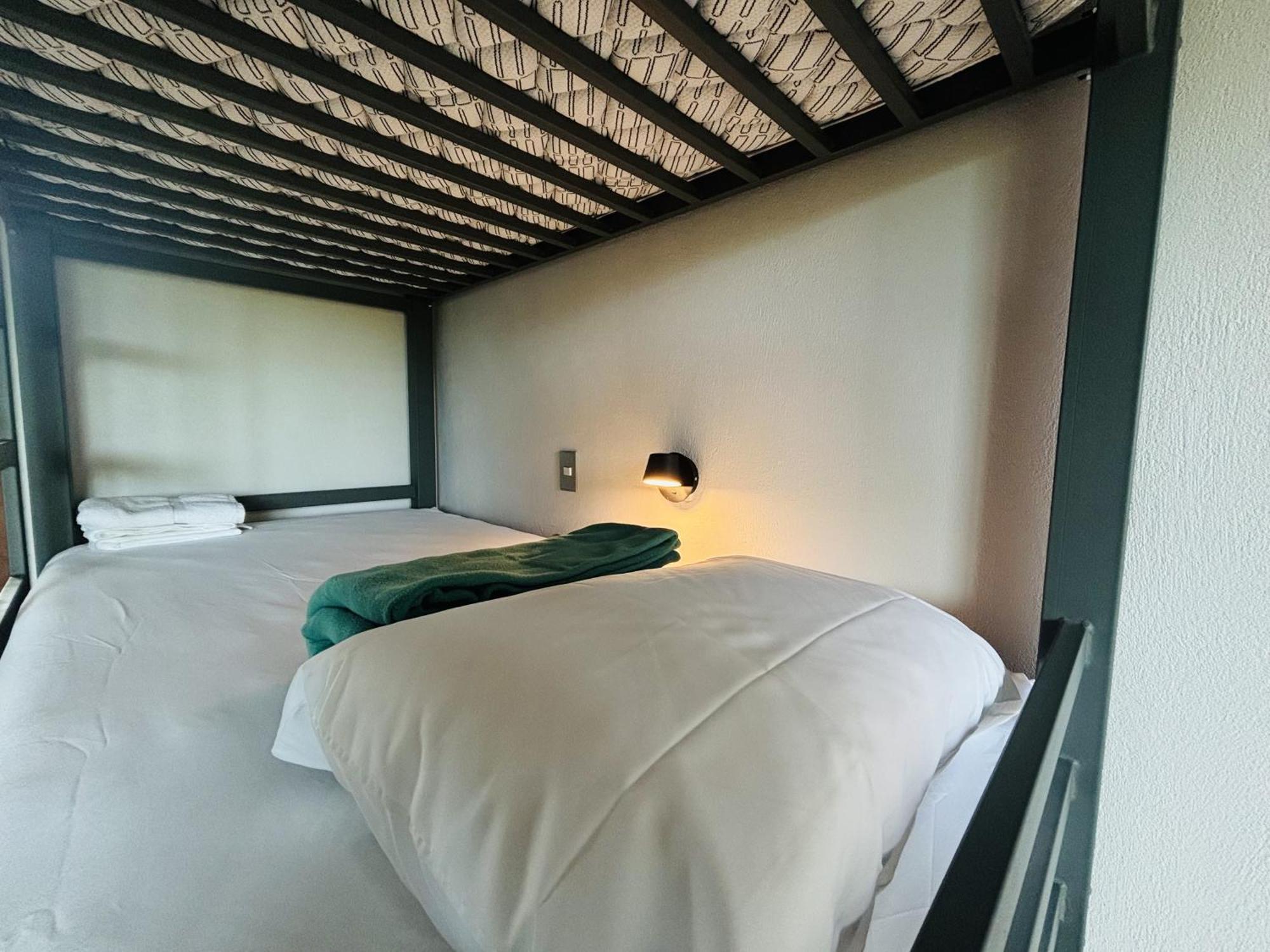 아레날 백패커스 리조트 La Fortuna 외부 사진 Bunk beds at the KPH