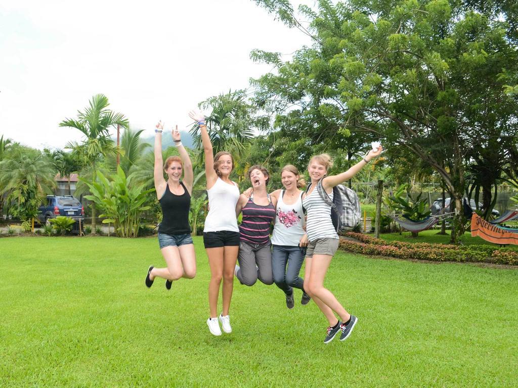 아레날 백패커스 리조트 La Fortuna 외부 사진 Students jumping for joy