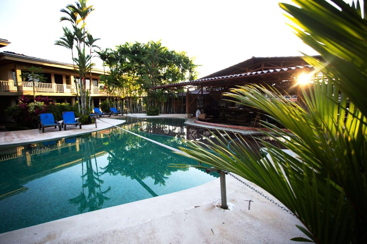 아레날 백패커스 리조트 La Fortuna 외부 사진 The swimming pool at the hotel